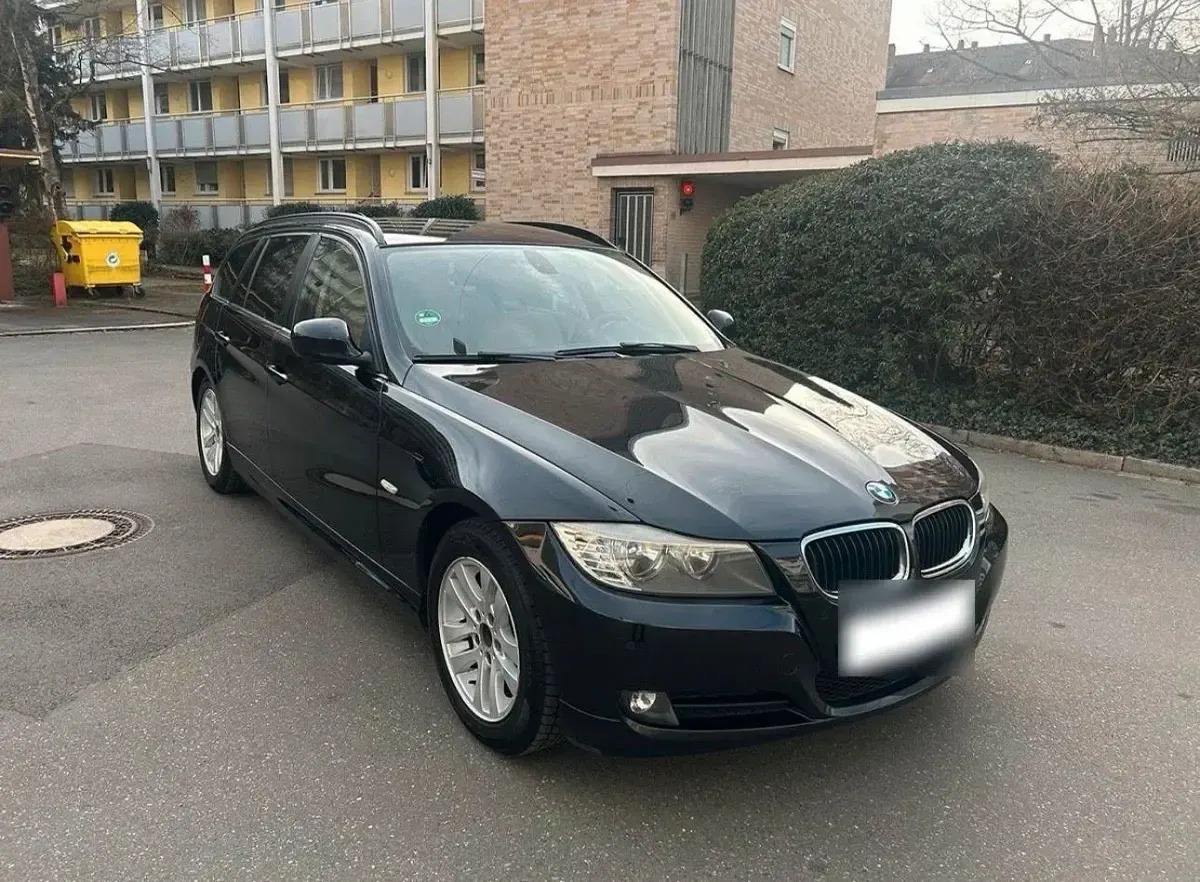 Gebraucht BMW 320 187 PS (137 kW) 2010 Schwarz Kombi