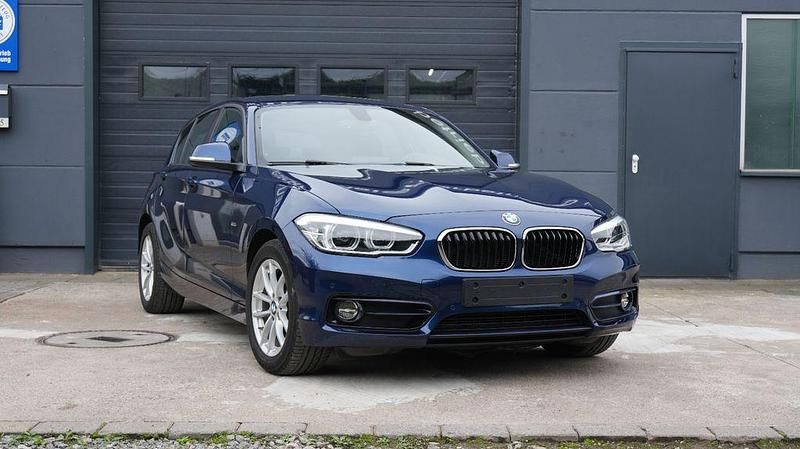 Blau Gebraucht 2018 BMW 118 Sport Line Kleinwagen | 13.700 € (Superpreis) - Bild 1/4
