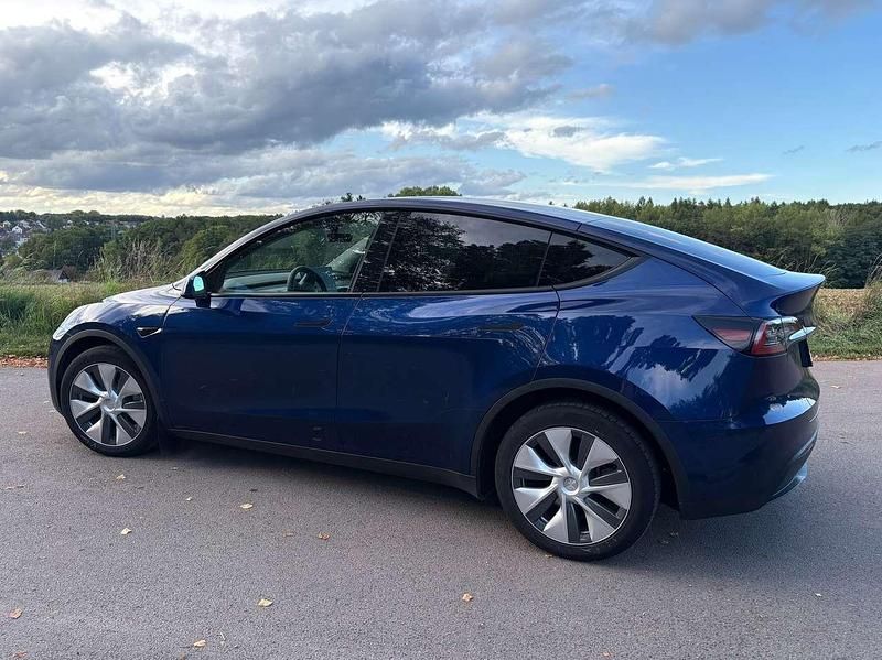 Blau Gebraucht 2023 Tesla Model Y SUV | 39.700 € (Fairer Preis) - Bild 1/4