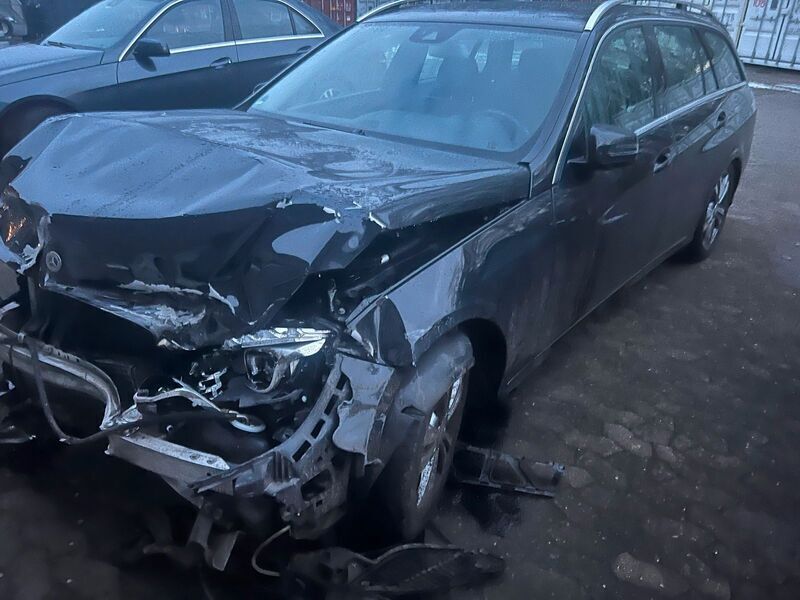 Schwarz Gebraucht 2013 Mercedes E220 Kombi | 4.500 € - Bild 1/4