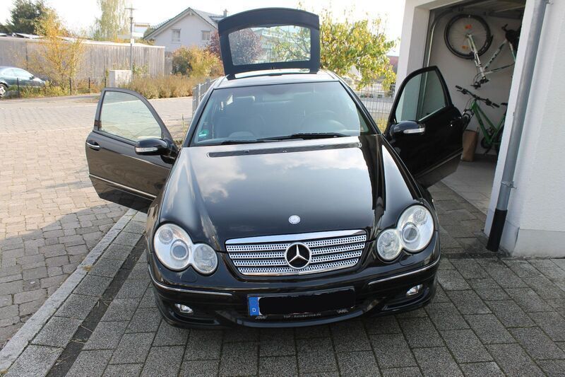 Schwarz metallic Gebraucht 2004 Mercedes C220 Coupé | 6.799 € - Bild 1/4