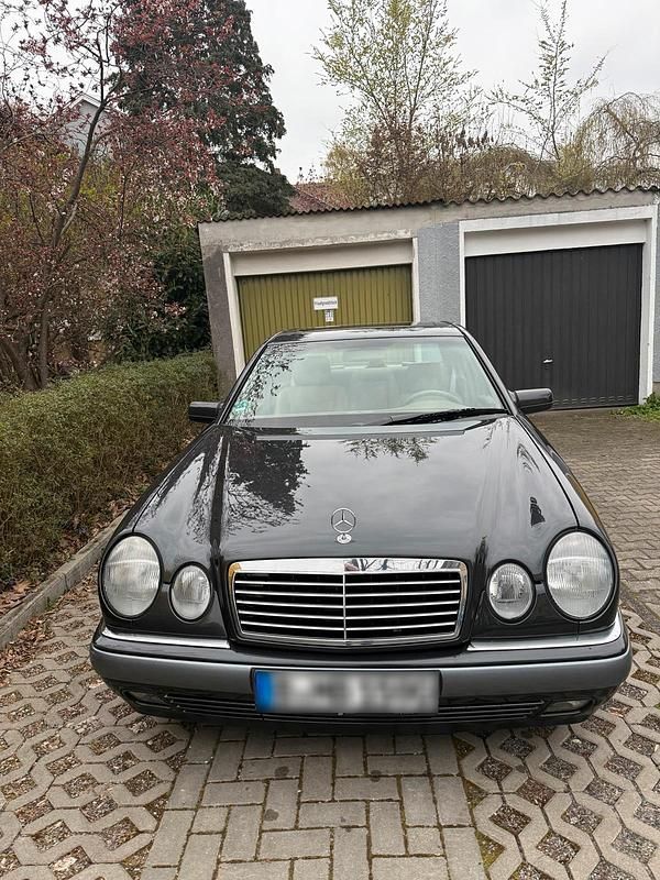 Gebraucht Mercedes E280 204 PS (150 kW) 1997 Schwarz Limousine