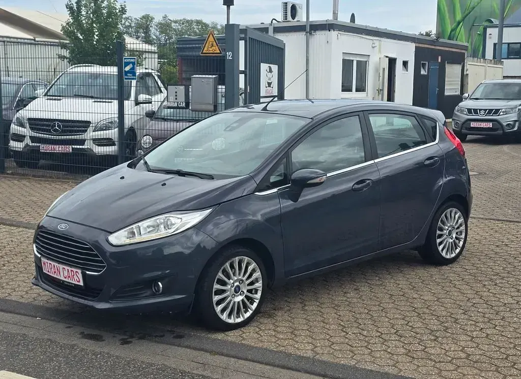Gebraucht Ford Fiesta Titanium 101 PS (74 kW) 2013 Grau Limousine