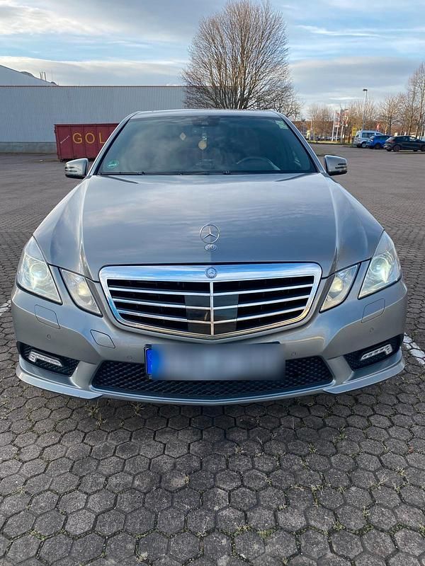 Andere farben Gebraucht 2010 Mercedes E300 AMG Limousine | 11.000 € (Fairer Preis) - Bild 1/4