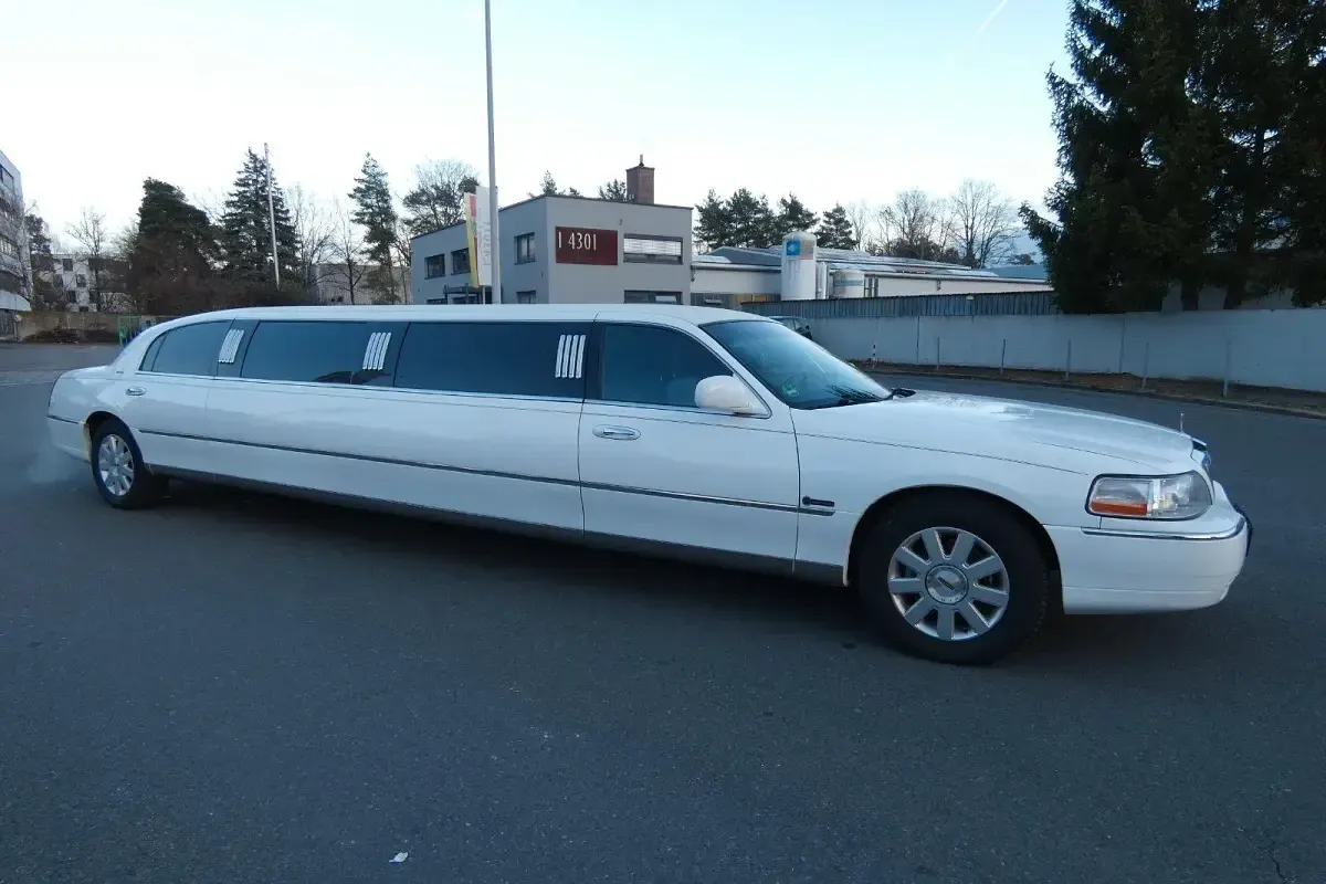 Gebraucht Lincoln Town Car 242 PS (177 kW) 2023 Weiß Limousine