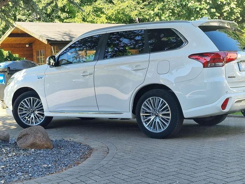Weiß Gebraucht 2019 Mitsubishi Outlander P-HEV Top SUV | 18.200 € (Guter Preis) - Bild 1/4