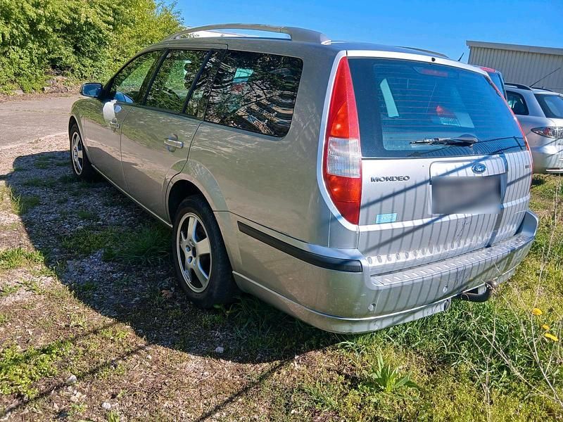 Usado Ford Mondeo 130 CV (95 kW) 2004 Plateado Familiar