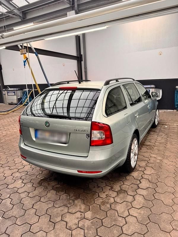 Gebraucht Skoda Octavia 140 PS (102 kW) 2011 Grau Kombi