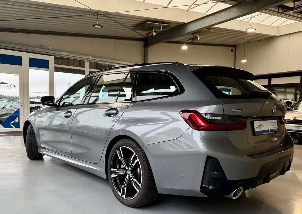 Gebraucht BMW 330 M Sport 245 PS (180 kW) 2025 Skyscrapergrau Kombi