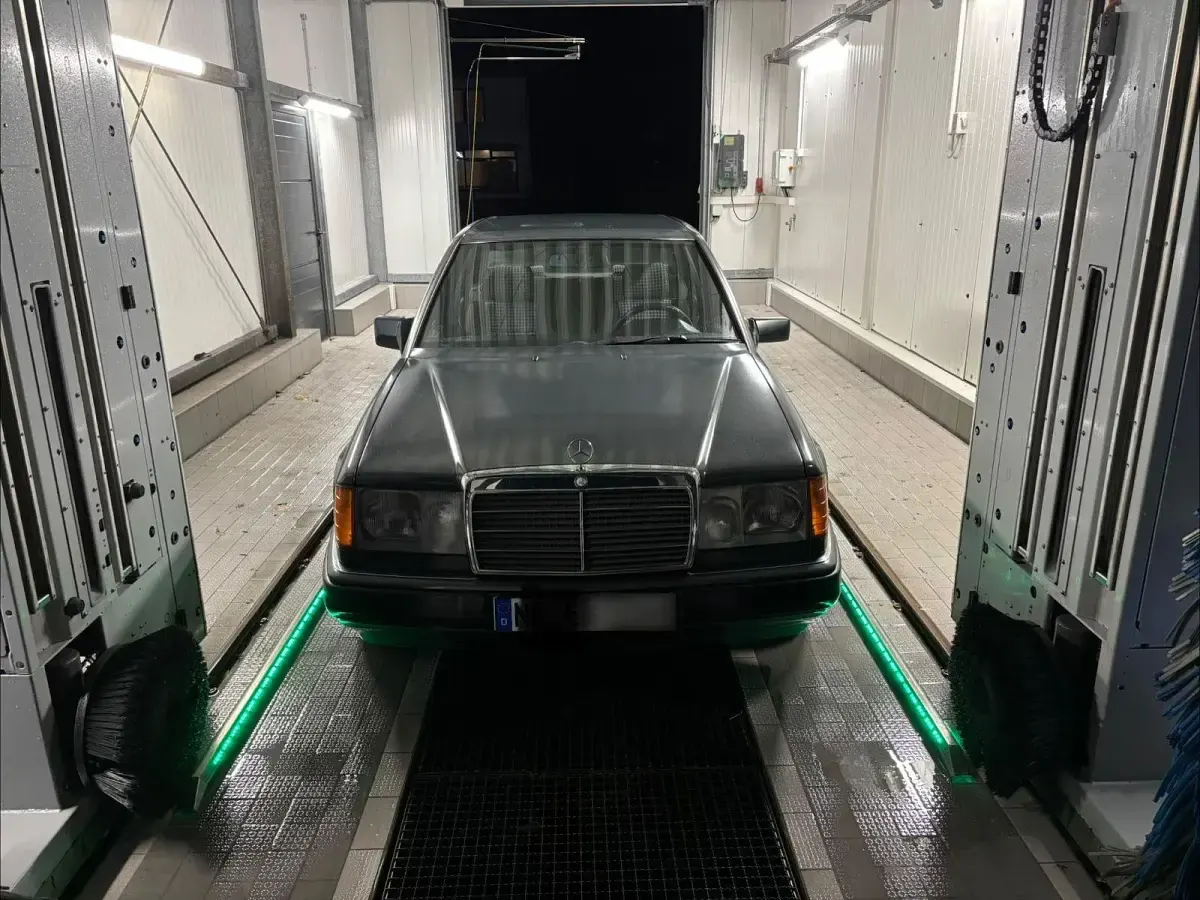 Gebraucht Mercedes 200 118 PS (86 kW) 1992 Grau Limousine