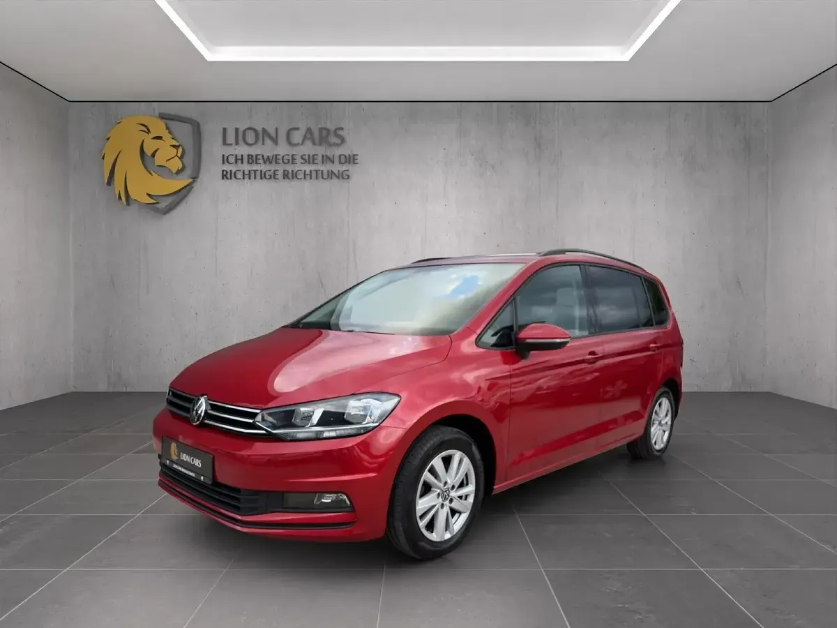 Gebraucht VW Touran Comfortline 122 PS (89 kW) 2022 Rot Van / Kleinbus