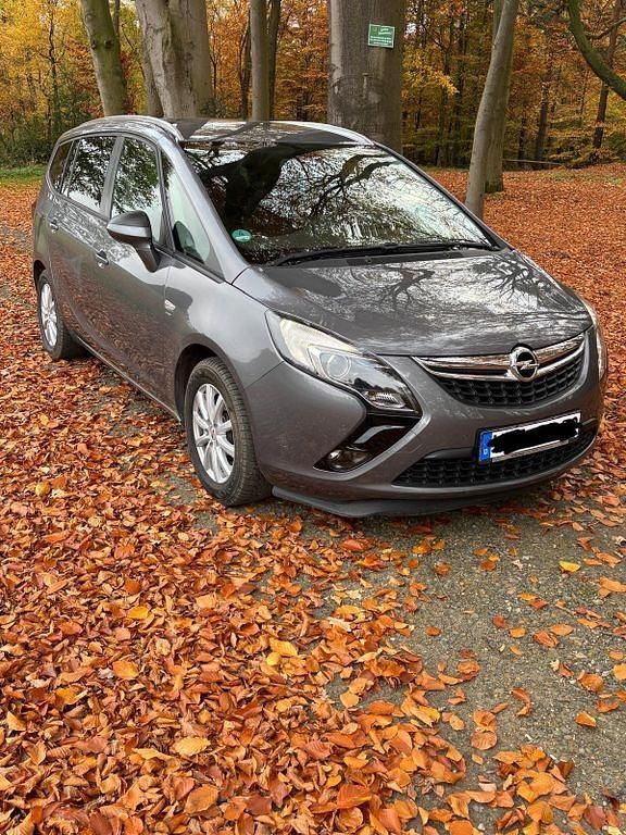 Grau Gebraucht 2016 Opel Zafira Tourer drive Van / Kleinbus | 11.950 € (Etwas zu teuer) - Bild 1/4