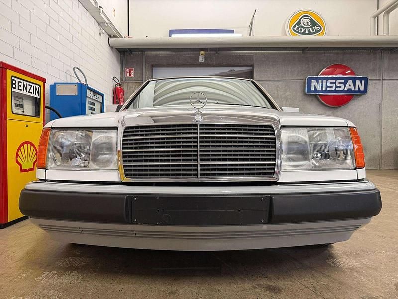 Gebraucht Mercedes 250 126 PS (92 kW) 1991 Weiß Limousine