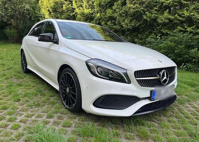 Weiß Gebraucht 2016 Mercedes 200 AMG line Limousine | 12.500 € (Fairer Preis) - Bild 1/4