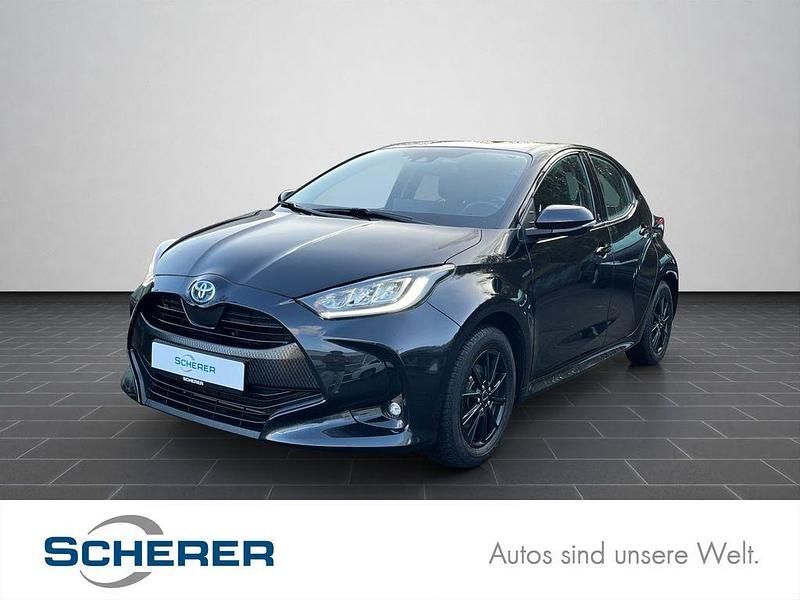 Gebraucht Toyota Yaris Hybrid Team 116 PS (85 kW) 2022 Black mica / ink Limousine