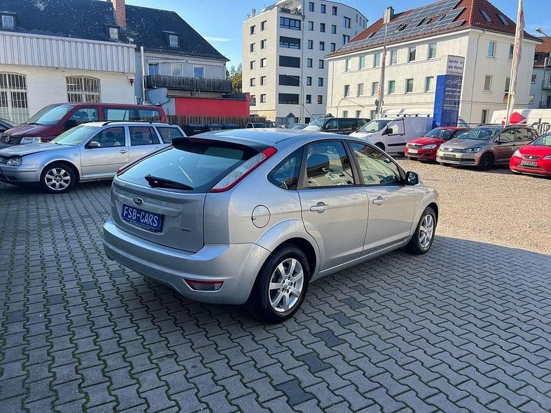 Gebraucht Ford Focus Style 109 PS (80 kW) 2009 Silber Limousine