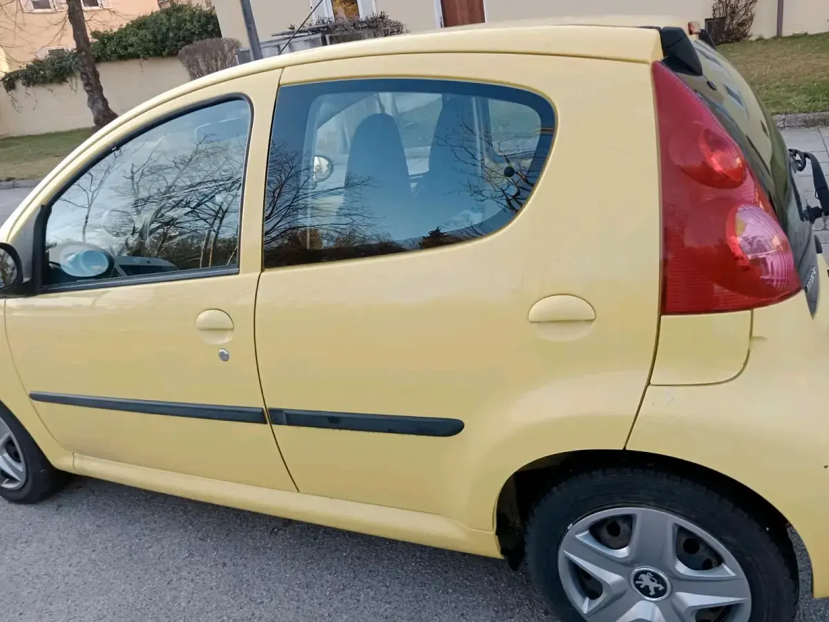 Gebraucht Peugeot 107 69 PS (50 kW) 2012 Gelb Kleinwagen