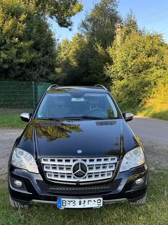 Schwarz Gebraucht 2009 Mercedes ML320 SUV | 14.499 € (Teuer) - Bild 1/4