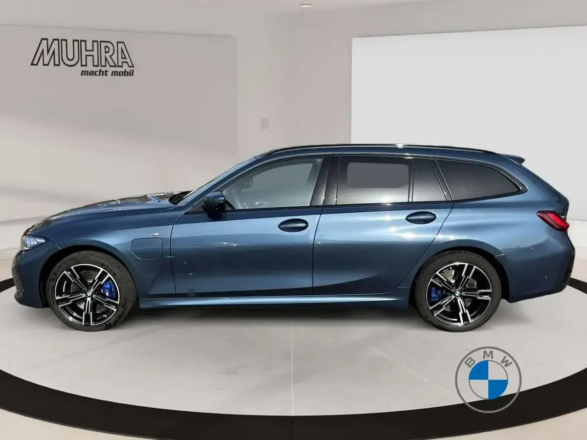 Gebraucht BMW 330e M Sport 292 PS (214 kW) 2025 Arctic race blue Kombi