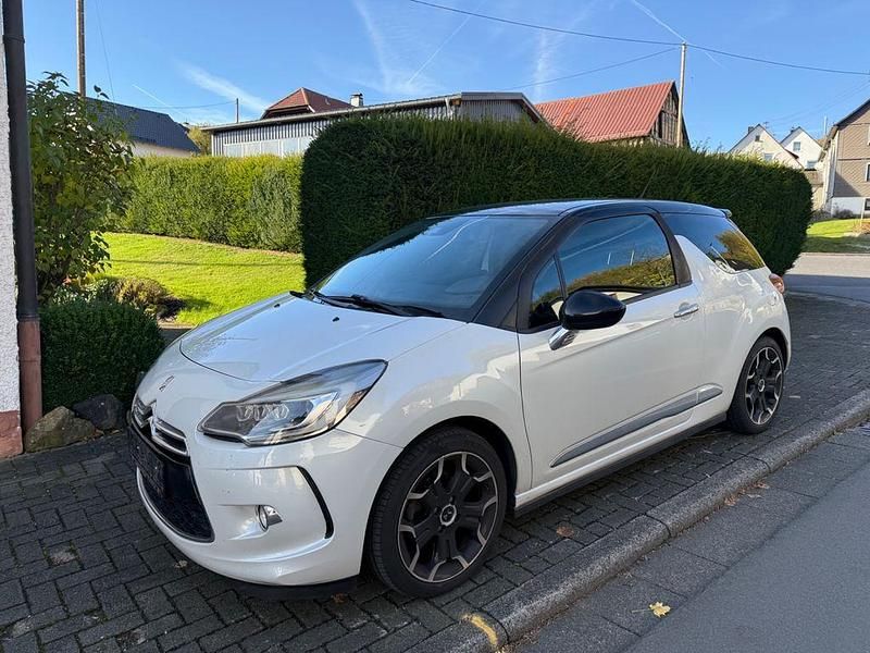 Weiß Gebraucht 2015 Citroën DS3 Sport Chic Kleinwagen | 6.600 € (Fairer Preis) - Bild 1/4