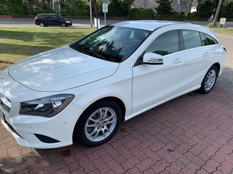Gebraucht Mercedes CLA180 Shooting Brake 109 PS (80 kW) 2016 Weiß Kombi