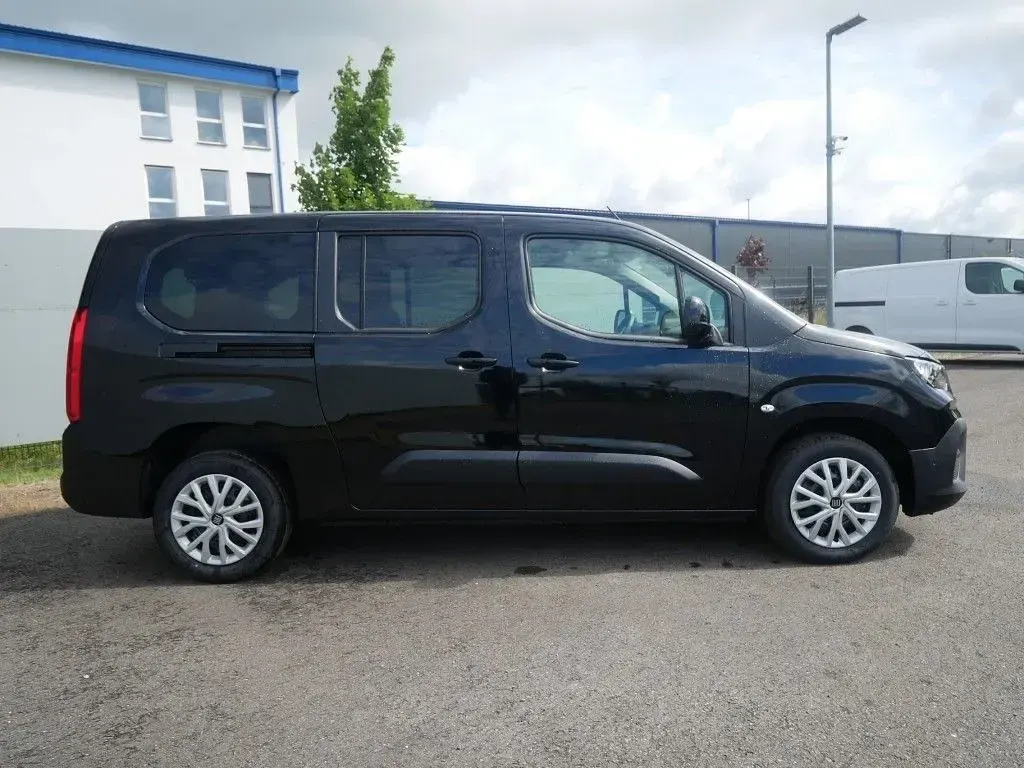 Neu Fiat Doblò Comfort 131 PS (96 kW) 2026 Blau Van / Kleinbus