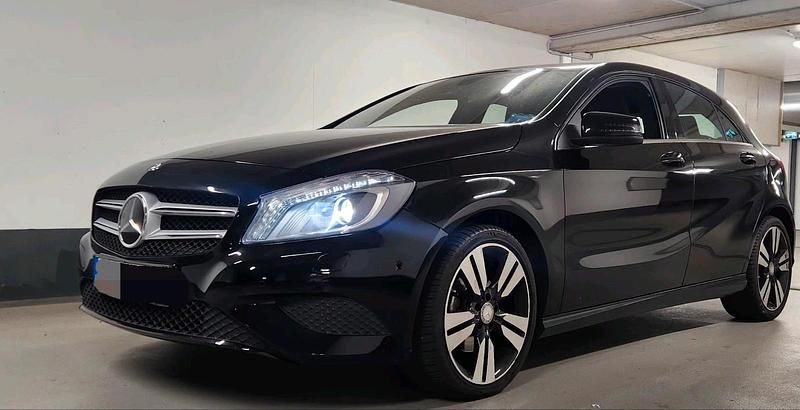 Schwarz Gebraucht 2014 Mercedes A180 Urban Limousine | 9.999 € (Guter Preis) - Bild 1/4