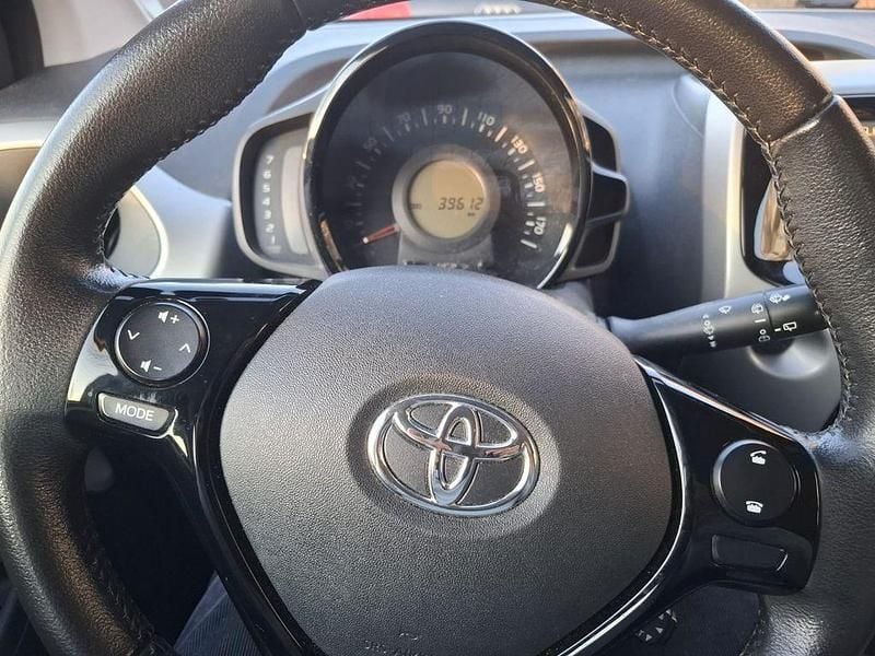 Gebraucht Toyota Aygo 69 PS (50 kW) 2018 Weiß Kleinwagen