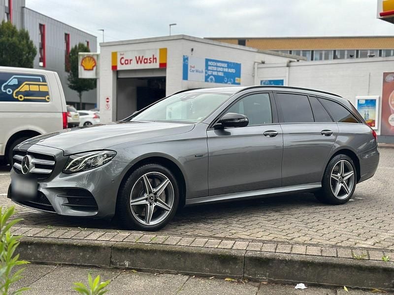 Grau Gebraucht 2019 Mercedes E300 AMG Kombi | 23.000 € - Bild 1/4