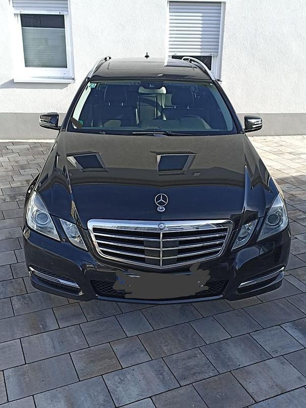 Schwarz Gebraucht 2013 Mercedes E250 Avantgarde Kombi | 10.400 € (Fairer Preis) - Bild 1/4