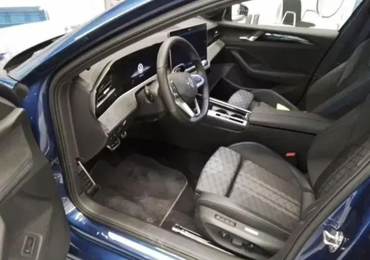 Gebraucht VW Passat R-line 265 PS (194 kW) 2025 Blau Kombi