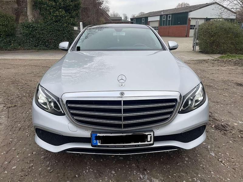 Grau Gebraucht 2019 Mercedes E220 Limousine | 26.950 € (Superpreis) - Bild 1/4