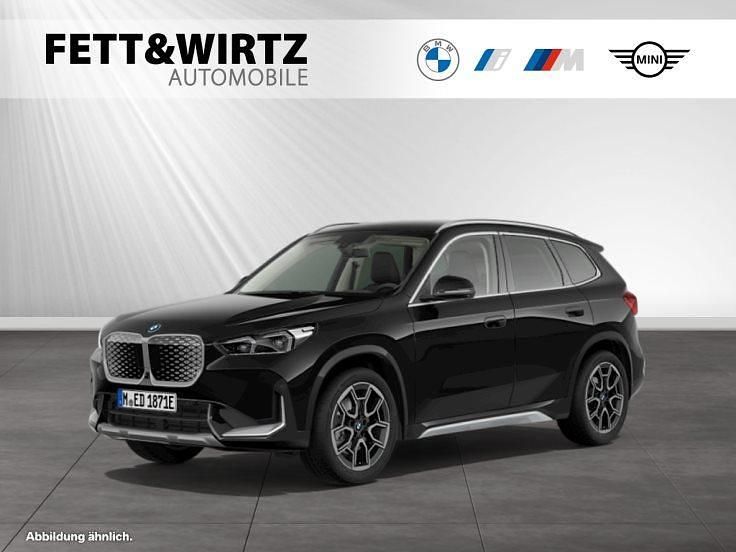 Black sapphire metallic Neu 2025 BMW iX1 SUV | 52.590 € (Teuer) - Bild 1/2