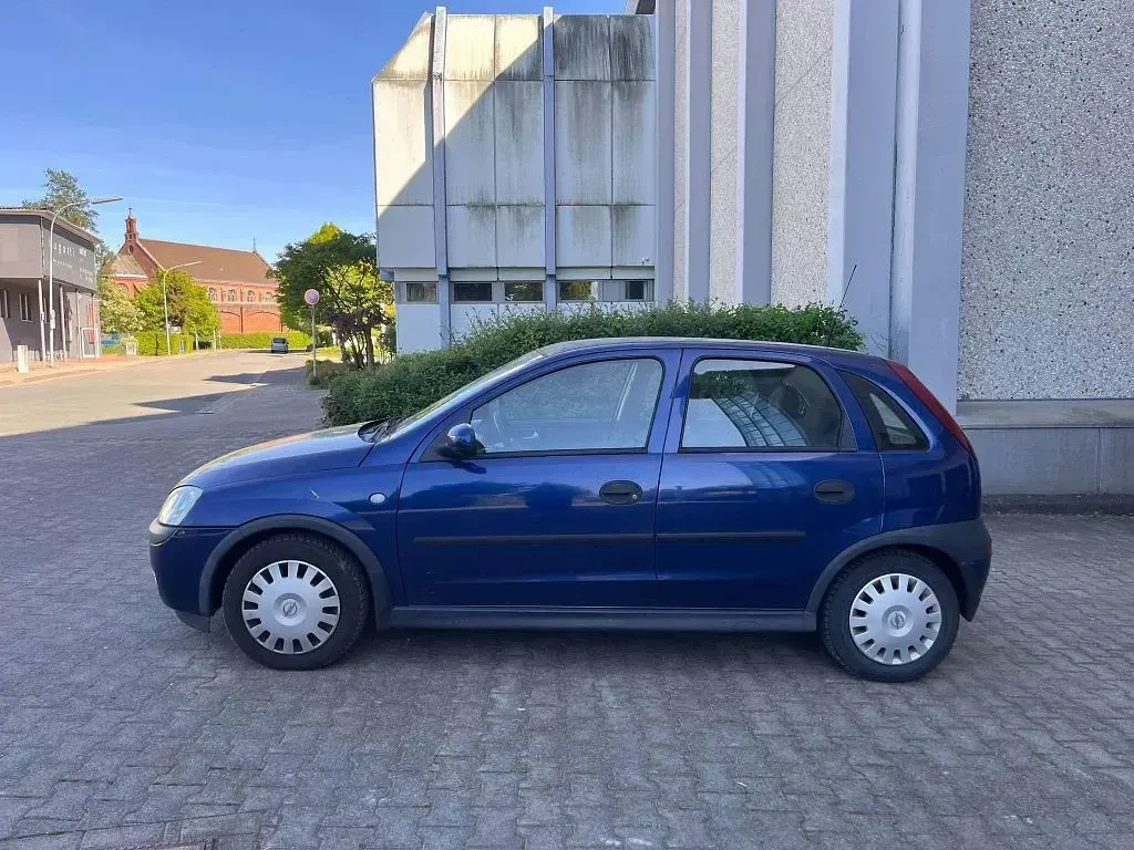 Używany Opel Corsa 75 KM (55 kW) 2002 Niebieski Hatchback