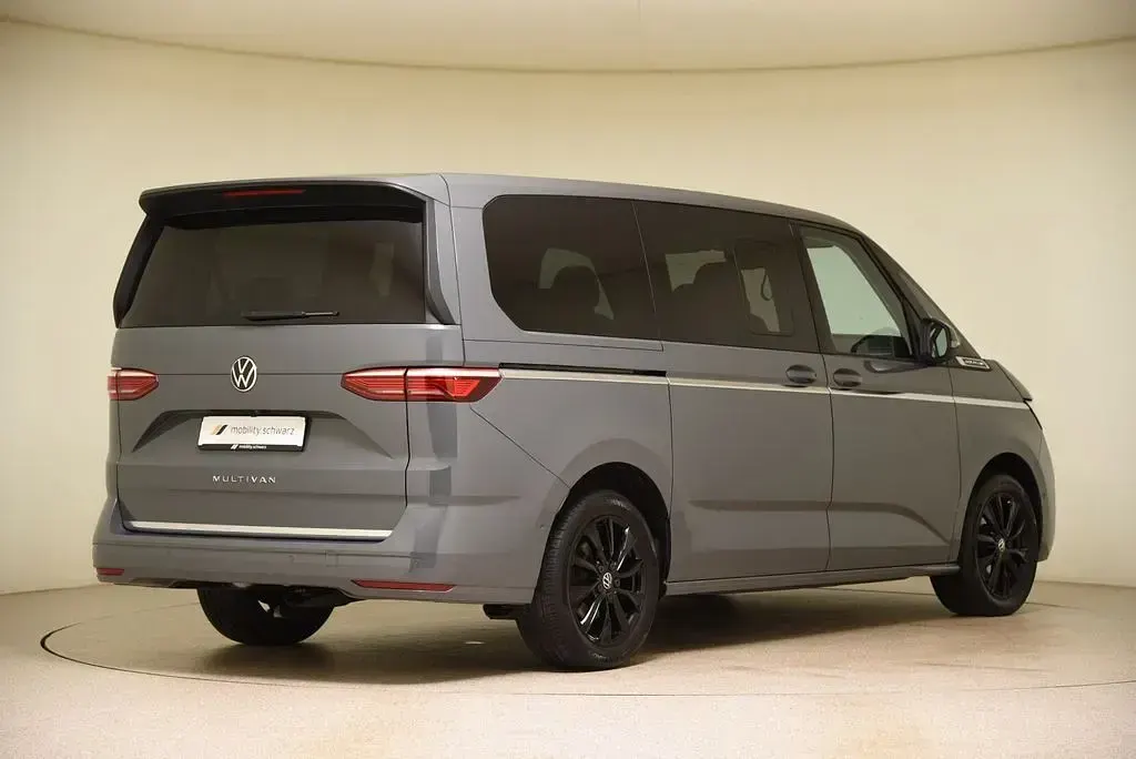 Gebraucht VW Multivan Style 150 PS (110 kW) 2024 Grau Van / Kleinbus