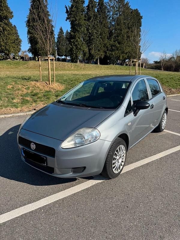Grau Gebraucht 2012 Fiat Grande Punto Active Kleinwagen | 2.600 € (Fairer Preis) - Bild 1/4