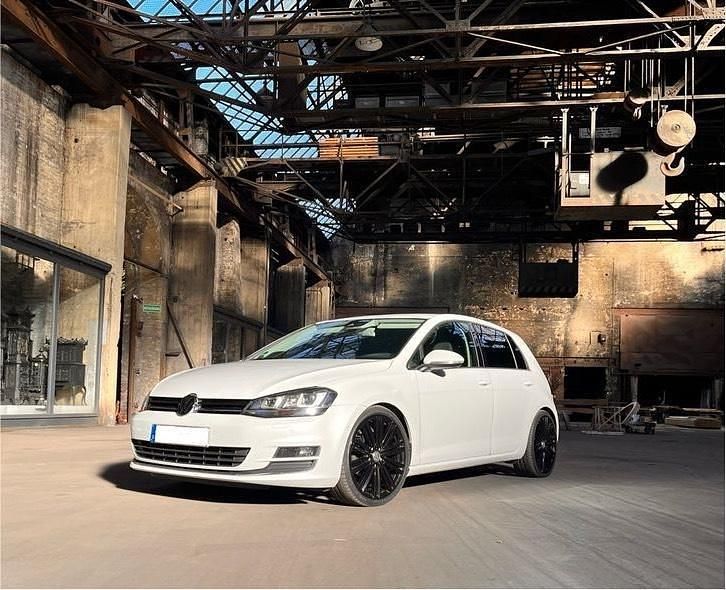 Weiß Gebraucht 2014 VW Golf VII Highline Limousine | 9.800 € (Etwas zu teuer) - Bild 1/4