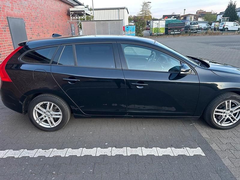 Second-hand Volvo V60 116 CP (85 kW) 2012 Negru Break
