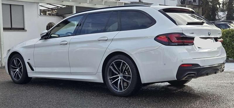 Gebraucht BMW 530 M Sport 286 PS (210 kW) 2021 Alpinweiss iii Kombi
