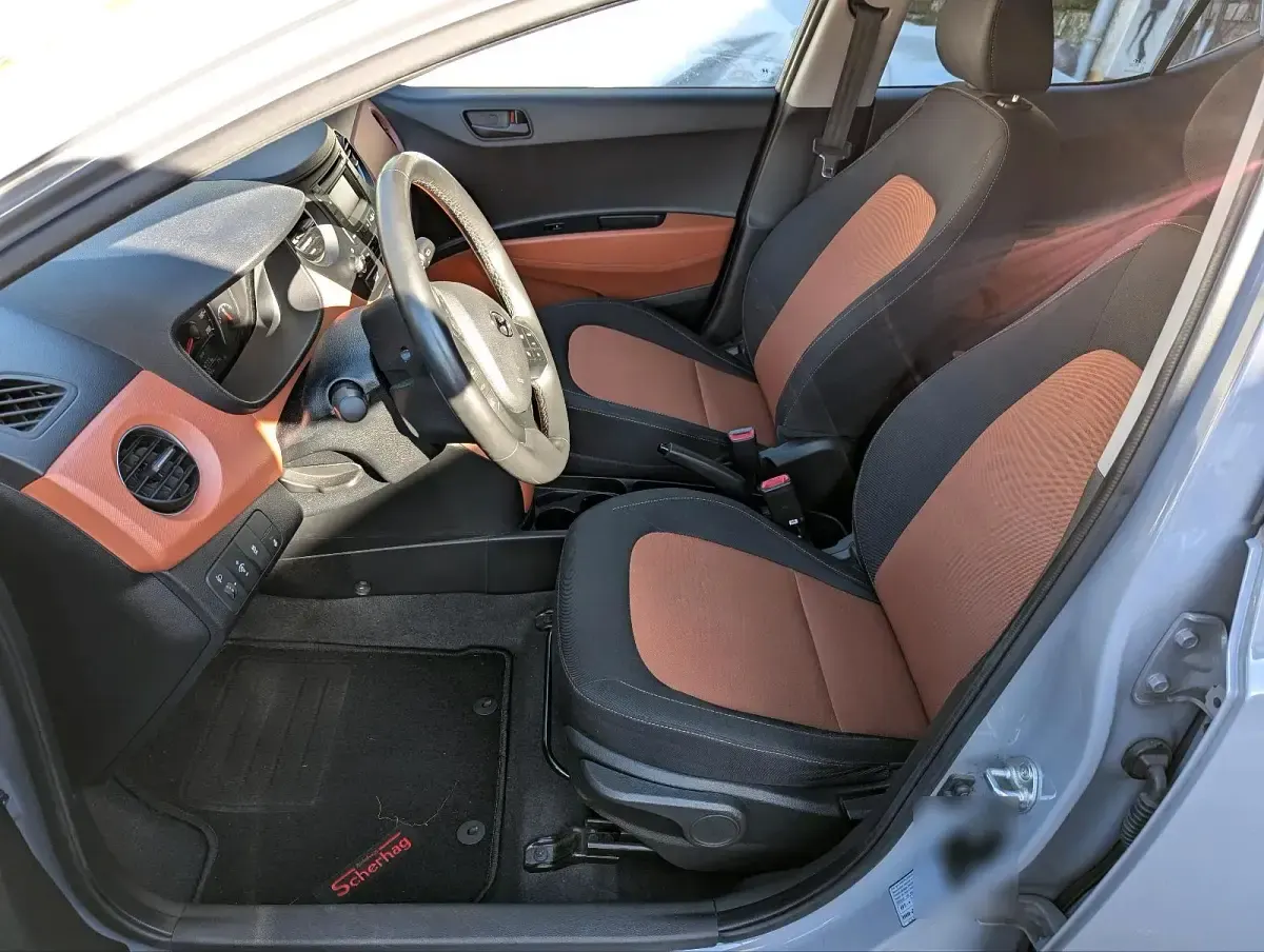 Gebraucht Hyundai i10 Edition 87 PS (63 kW) 2015 Grau Kleinwagen