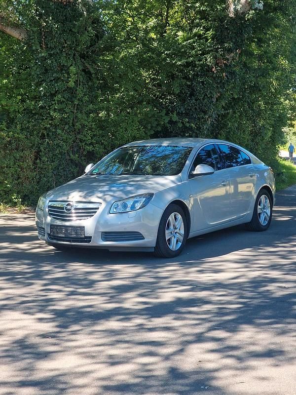 Braun Gebraucht 2012 Opel Insignia Limousine | 4.699 € (Fairer Preis) - Bild 1/4