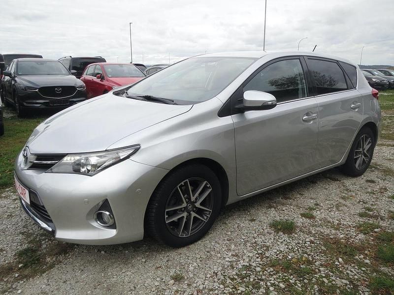 Silber Gebraucht 2015 Toyota Auris Hybrid Edition Limousine | 12.890 € (Fairer Preis) - Bild 1/4