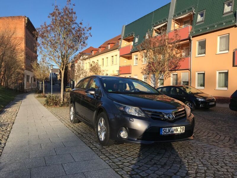 Silber Gebraucht 2013 Toyota Avensis Comfort Kombi | 5.750 € (Fairer Preis) - Bild 1/4