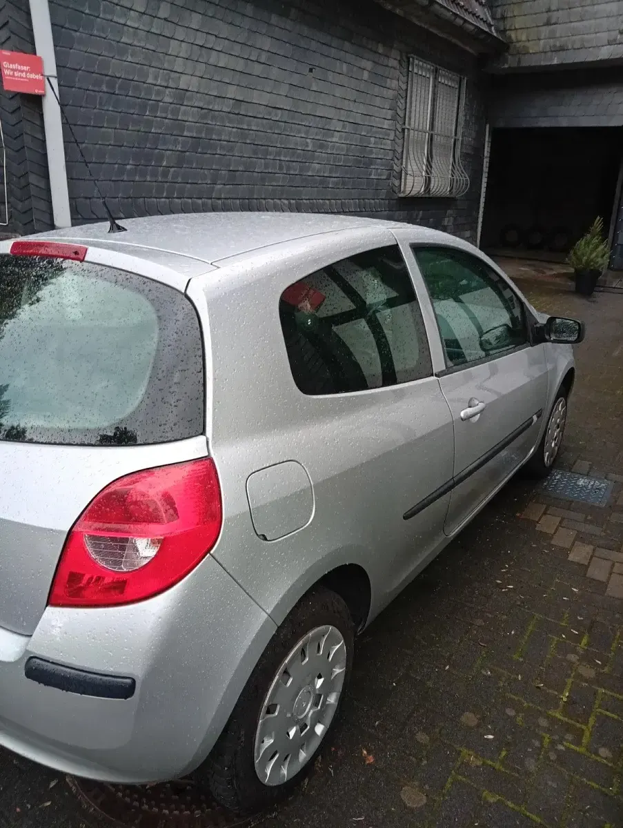 Gebraucht Renault Clio III Expression 75 PS (55 kW) 2008 Silber Limousine
