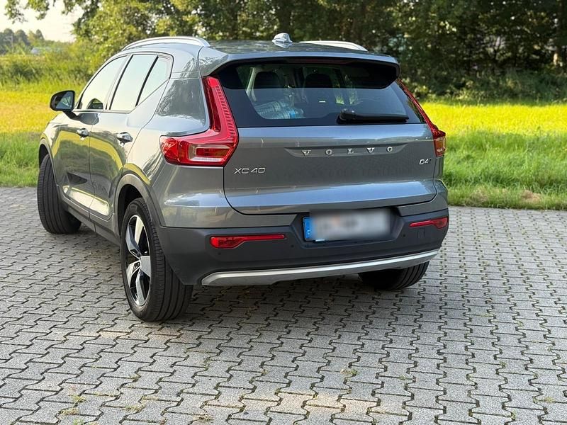 Grau Gebraucht 2017 Volvo XC40 SUV | 22.500 € (Teuer) - Bild 1/4