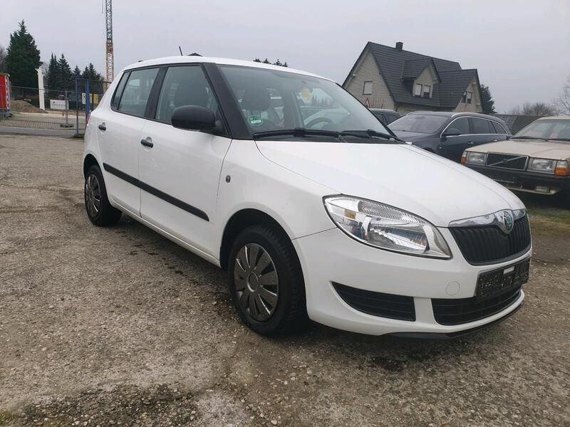 Weiß Gebraucht 2012 Skoda Fabia Limousine | 2.999 € (Fairer Preis) - Bild 1/4