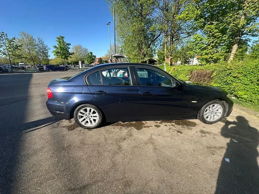 Second-hand BMW 320 143 CP (105 kW) 2007 Albastru Berlinǎ