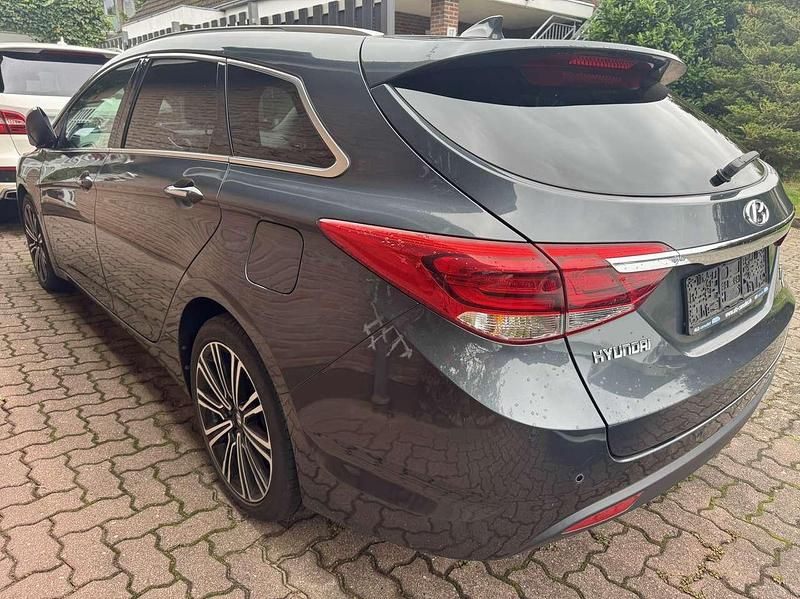 Gebraucht Hyundai i40 Premium 141 PS (103 kW) 2016 Blau Kombi