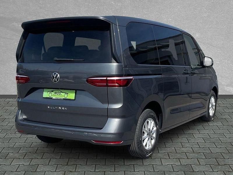 Gebraucht VW Multivan 136 PS (100 kW) 2023 Grau Van / Kleinbus