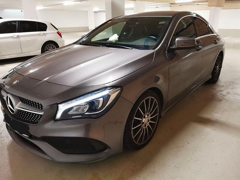 Grau Gebraucht 2016 Mercedes CLA180 AMG line Limousine | 18.200 € (Fairer Preis) - Bild 1/4